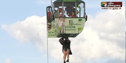 அந்தரத்தில் தொங்கும் 32 கேபிள் கார்கள்: 60 பேர் அதிரடியாக மீட்பு