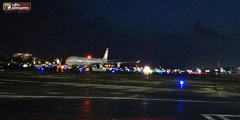 தரையிறங்கும்போது வெடித்த விமானத்தின் டயர்: பீதியடைந்த பயணிகள்