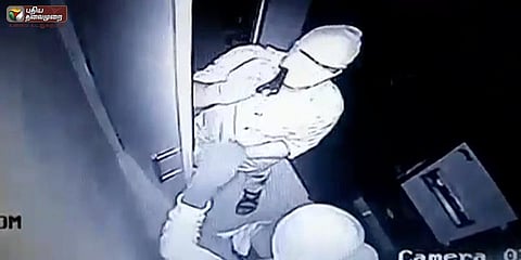 மேலாளர் மேஜையை உடைத்து வங்கியில் பணம் கொள்ளை (வீடியோ)