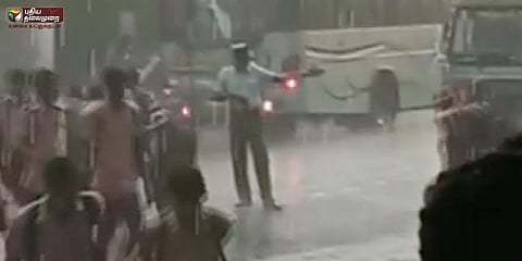 கொட்டும் மழையிலும் கடமை தவறாத காவலர் (வீடியோ)