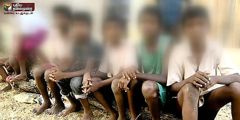 கழிவுநீர்த்தொட்டியை சுத்தம் செய்யும் தலித் மாணவர்கள்