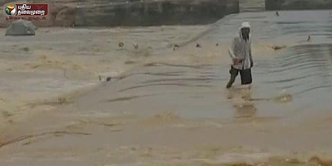 மனித சங்கிலியாக வெள்ளத்தில் சிக்கியவரை மீட்ட கிராம மக்கள்