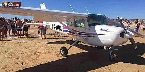 கடற்கரையில் தரையிறங்கிய விமானம்: இருவர் பலி