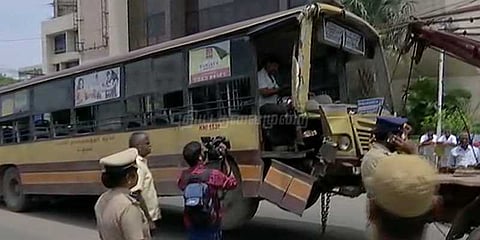 அண்ணா சாலையில் விபத்துக்குள்ளான அரசுப் பேருந்து: ஓட்டுநர் உட்பட 9 பேர் காயம்