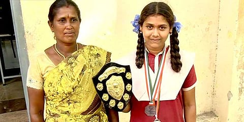 கிராப்ளிங் போட்டி - 2 பதக்கங்கள் வென்ற மீனவ சிறுமிக்கு பாராட்டு விழா