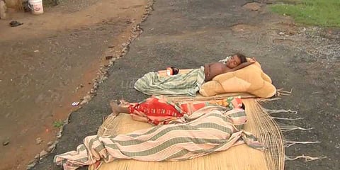 இருளர் இன மக்கள் சமுதாய கூடத்தில் தங்கவைப்பு