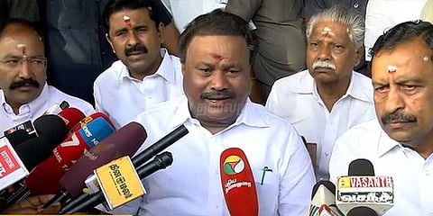 அமைச்சர் செல்லும் இடத்துக்கெல்லாம் பேனரை தூக்கி சென்ற தொண்டர்கள்