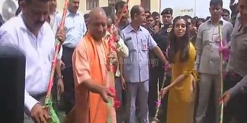 பள்ளியை சுத்தப்படுத்திய முதலமைச்சர் யோகி