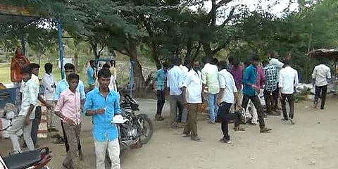 பாதுகாப்பு இல்லாத இடத்தில் நண்பர்கள் தின கொண்டாட்டம்: மாணவர்கள் மீது புகார்