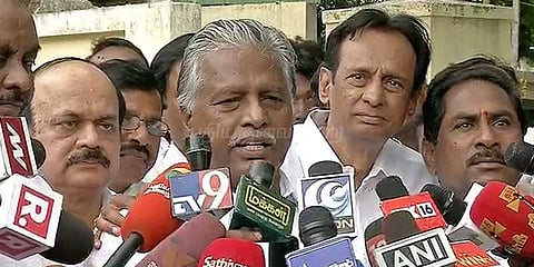 டிடிவி தினகரன் கட்சியில் இல்லாதவர்: ஓபிஎஸ் அணியின் கேபி முனுசாமி கருத்து