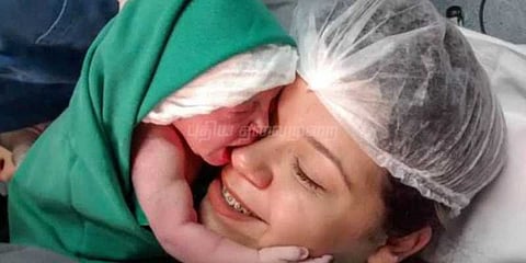 தாயை கட்டி அணைத்து முத்தமிட்ட பிறந்த குழந்தை