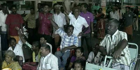வீல்சேருக்கு கட்டணம் வசூல் - பேருந்தை சிறைப்பிடித்த மாற்றுத்திறனாளிகள்
