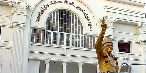 3 அணிகளாக சிதறிய அதிமுக: உச்சகட்ட குழப்பத்தில் அதிமுக தொண்டர்கள்