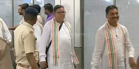 பெங்களூரில் இருந்து காங். எம்எல்ஏக்கள் குஜராத் திரும்பினர்