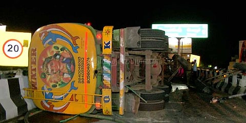 கத்திபாரா மேம்பாலத்தில் லாரி கவிழ்ந்து விபத்து