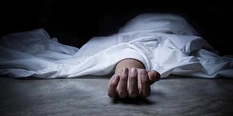 வீட்டுக்குள் அம்மாவின் எலும்புக் கூடு: 1 வருடம் கழித்து வந்த அமெரிக்க மகன் ஷாக்!