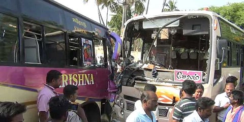 தனியார் பேருந்துகள் நேருக்கு நேர் மோதி விபத்து: 40-க்கும் மேற்பட்டோர் படுகாயம்