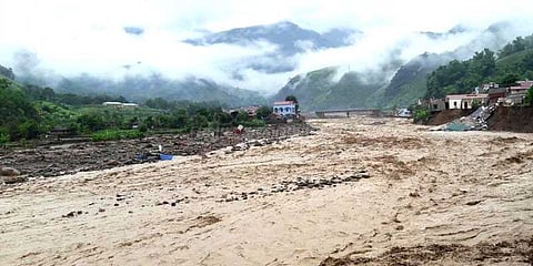 வெள்ளத்தில் தத்தளிக்கும் வியட்நாம்: மக்கள் வீடுகளை இழந்து தவிப்பு