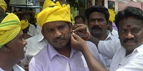 பத்திரிகை அடித்து காது குத்தி நூதன முறையில் போராட்டம்