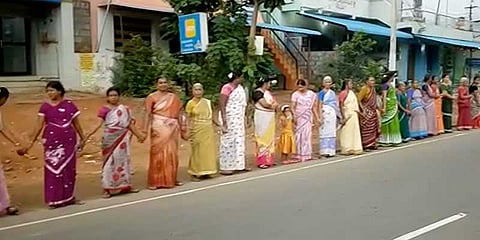 விடாத கிணறு விவகாரம்: ஓ.பன்னீர்செல்வத்தைக் கண்டித்து மனித சங்கிலி