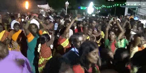 மழை வேண்டி மேள தாளம் முழங்க நடனம் ஆடி வழிபாடு