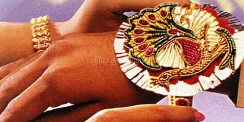 இறந்த சகோதரனின் கையில் ராக்கி கட்டிய பெண்