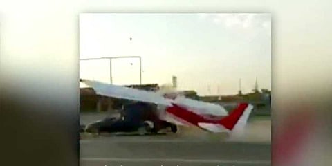 லாரி மீது மோதிய சிறிய ரக விமானம்