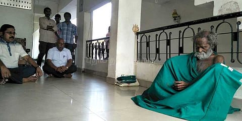 மூக்குப்பொடி சாமியாரிடம் ஆசிர்வாதம் வாங்கிய தினகரன்