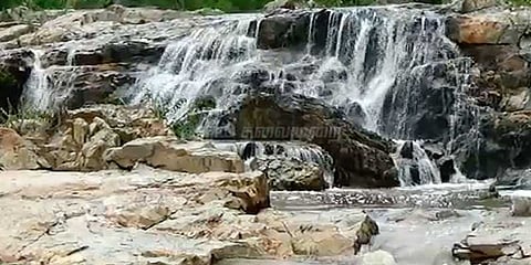 வாணியம்பாடி அருகே தோன்றிய திடீர் நீர் வீழ்ச்சி