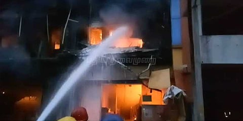 துணிக்கடையில் பயங்கர தீ : கட்டிடம் இடிந்து விழுந்தது
