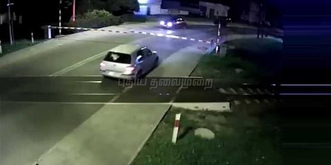 அதிவேக ரயிலிடம் இருந்து நூழிலையில் தப்பிய கார்