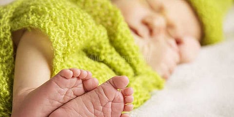 உயிருடன் இருந்த குழந்தையை கொரியர் மூலம் அனுப்ப முயன்ற தாய்...!