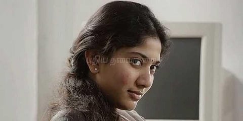 மலர் டீச்சரைத் துரத்தும் தயாரிப்பாளர்கள் !