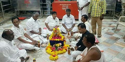 சனீஸ்வரர் கோயிலில் ஓ.பன்னீர்செல்வம்