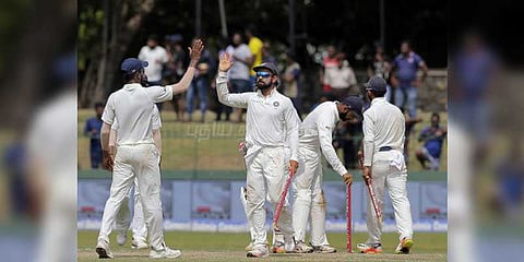 முதல் இன்னிங்ஸில் 135 ரன்களுக்கு சுருண்டது இலங்கை அணி