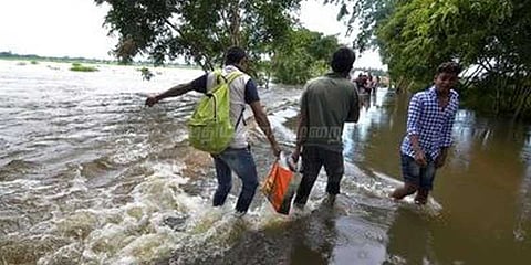 வெள்ளத்தில் மூழ்கி தவிக்கும் அசாம்