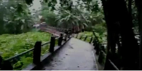 வெள்ளத்தில் அடித்து செல்லப்பட்ட ஆற்றுப்பாலம்