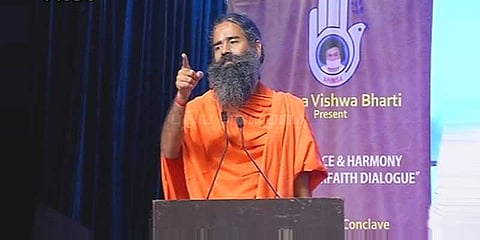 பாபா ராம்தேவ் உடன் அன்பை பகிர்ந்து கொண்ட தலாய் லாமா