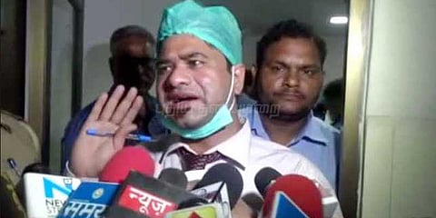 ஏராளமான குழந்தைகளை காப்பாற்றிய மருத்துவரை பணி நீக்கம் செய்தது உ.பி. அரசு