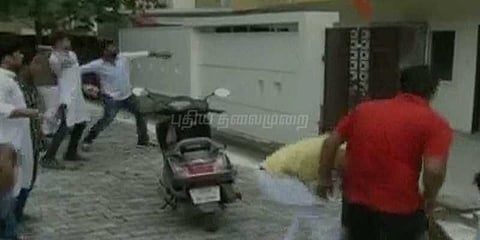 70 குழந்தைகள் உயிரிழப்பு: உ.பி. அமைச்சர் வீட்டின் மீது முட்டை வீச்சு