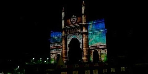 வண்ணங்களில் மின்னிய இந்தியாவின் நுழைவாயில்