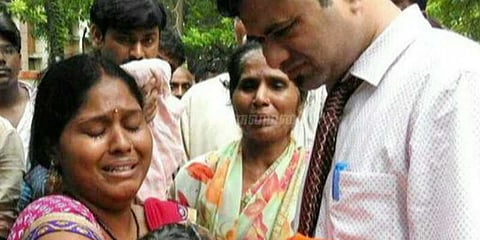 உ.பி.யில் தவறை மூடி மறைக்க முயற்சி: எதிர்க்கட்சிகள் ஆவேசம்