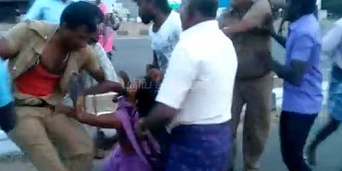 டி.எஸ்.பி மீது தாக்குதல்: சண்டையில் கிழிந்தது சட்டை