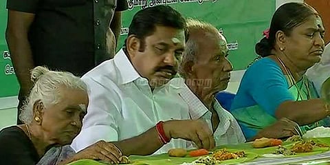 சமபந்தி விருந்தில் மக்களுடன் உணவருந்திய முதலமைச்சர் பழனிசாமி