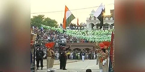 வாகா எல்லையில் தேசியகொடி இறக்கும் நிகழ்ச்சி: மக்கள் உற்சாகம்