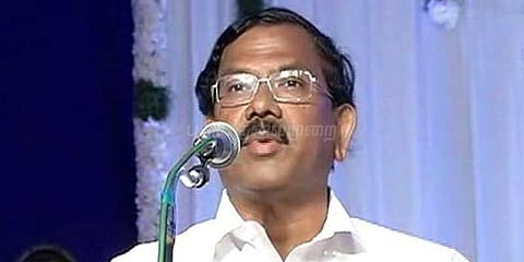 அமைச்சர்களுடன் மாஃபா பாண்டியராஜன் முக்கிய ஆலோசனை: அதிமுக அணிகள் இணைகிறதா?