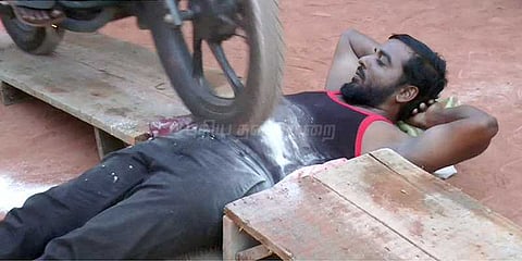 வயிற்றில் 71 முறை இருசக்கர வாகனங்களை ஏற்றி சாதனை