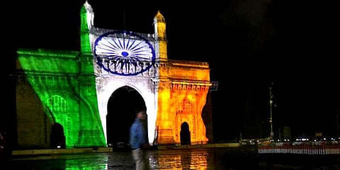 வண்ணமயமான லேசர் ஷோ: அமிதாப், சச்சின் பங்கேற்பு