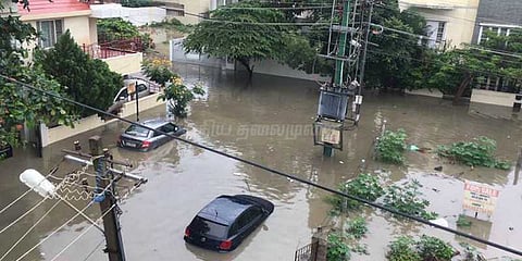 வெள்ளக்காடாய் காட்சியளிக்கும் பெங்களூரு: சிக்கி தவிக்கும் மக்கள்