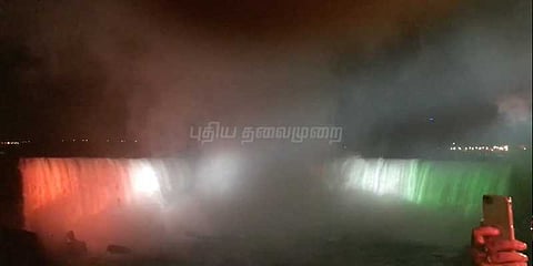 மூவர்ணக் கொடி நிறத்தில் ஜொலித்த நயாகரா நீர் வீழ்ச்சி